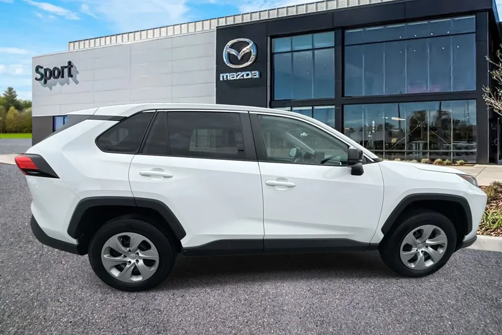 2022 Toyota RAV4 LE photo 1