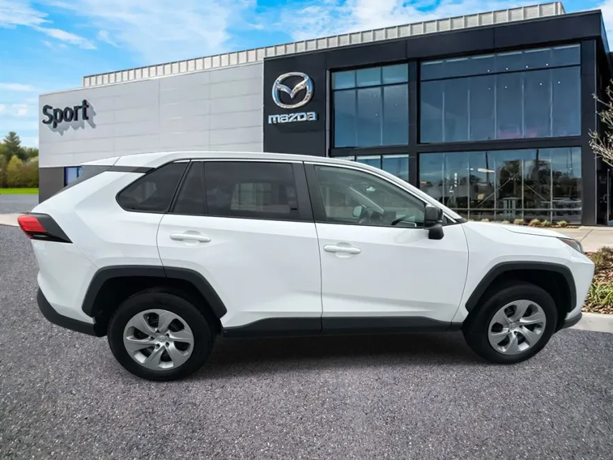 2022 Toyota RAV4 LE photo 1
