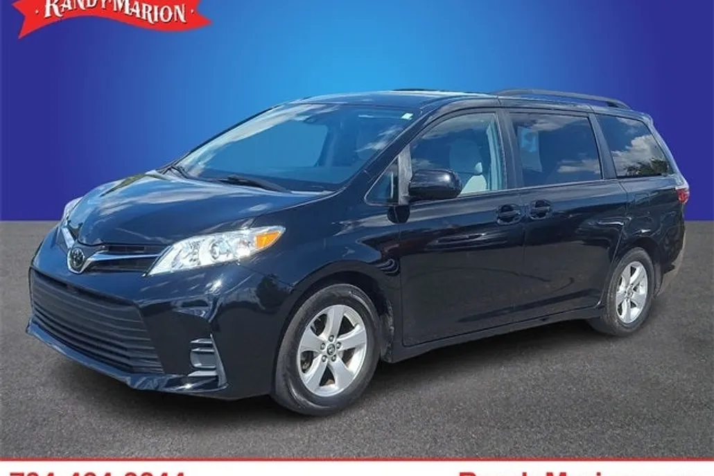 2019 Toyota Sienna LE photo 1