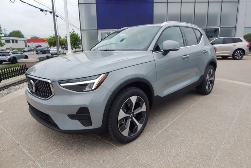 2025 Volvo XC40 Core photo 1