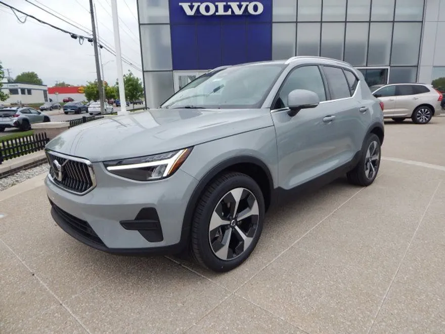 2025 Volvo XC40 Core photo 1
