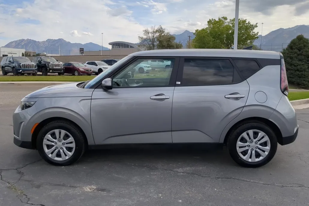 2023 Kia Soul LX photo 1