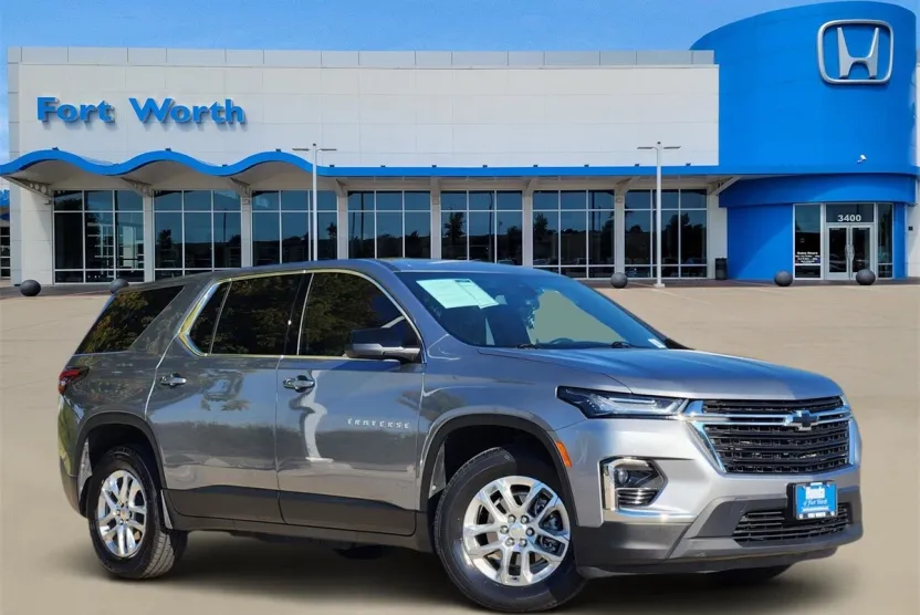 2023 Chevrolet Traverse LS photo 1