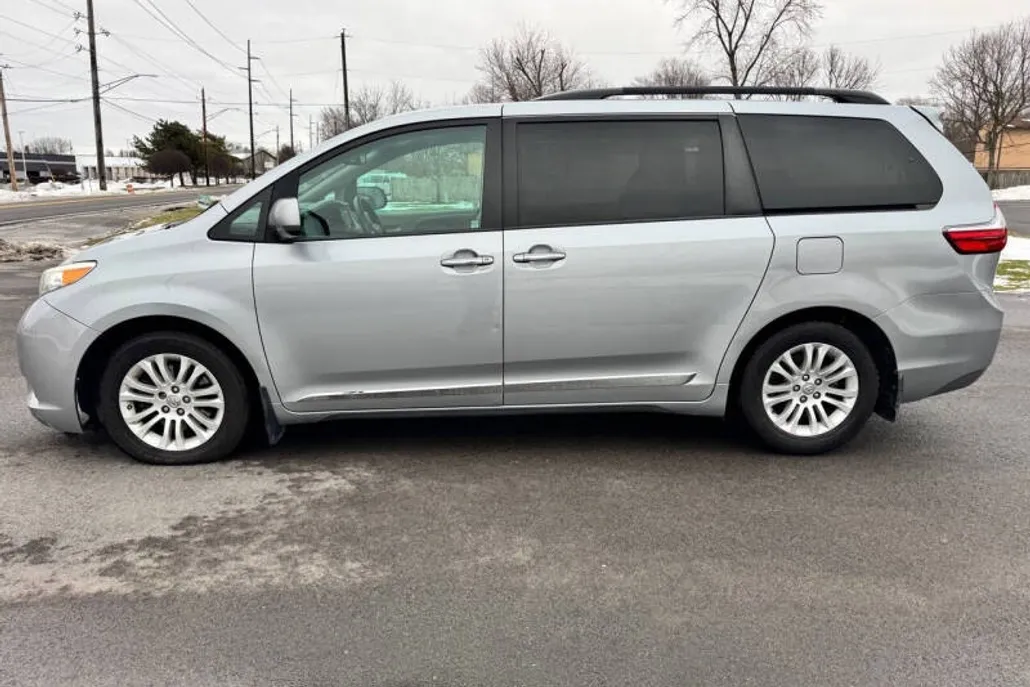 2016 Toyota Sienna XLE photo 1