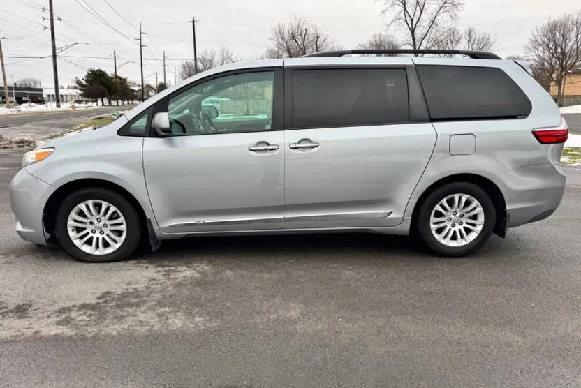 2016 Toyota Sienna XLE photo 1