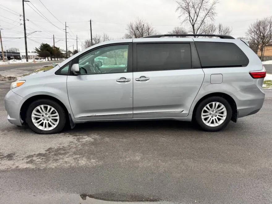 2016 Toyota Sienna XLE photo 1