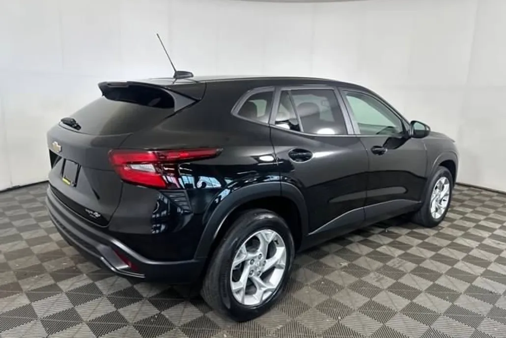 2024 Chevrolet Trax LS photo 1