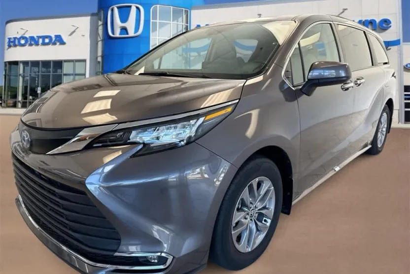 2022 Toyota Sienna XLE photo 1