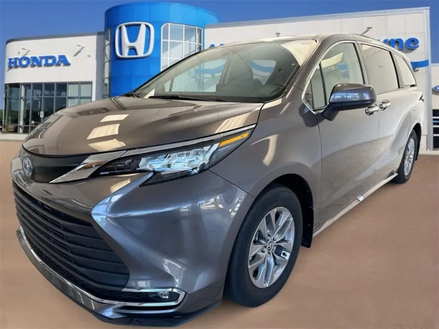 2022 Toyota Sienna XLE photo 1