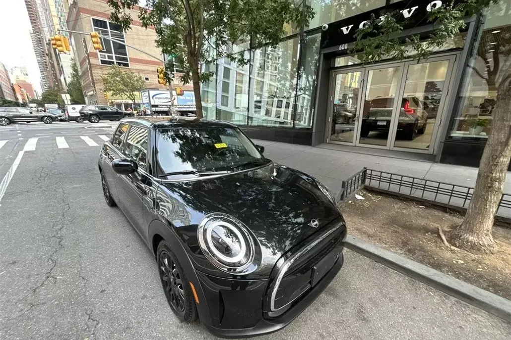 2023 Mini Cooper Signature photo 1