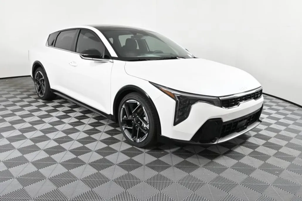 2025 Kia K4 GT-Line photo 1