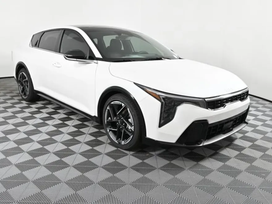 2025 Kia K4 GT-Line photo 1