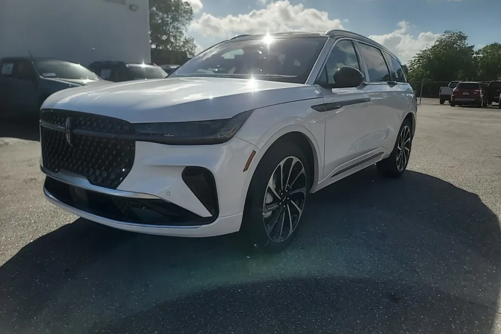 2025 Lincoln Nautilus Black Label photo 1