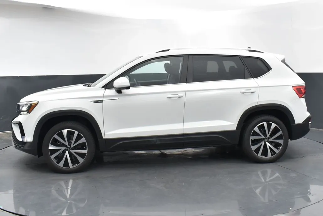 2024 Volkswagen Taos SE photo 1