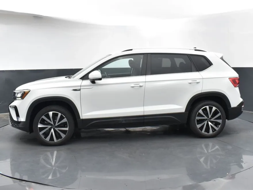 2024 Volkswagen Taos SE photo 1
