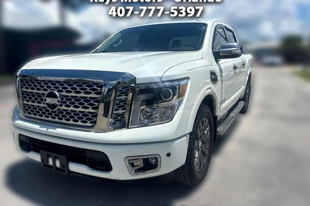 2017 Nissan Titan SV Crew Cab photo 1