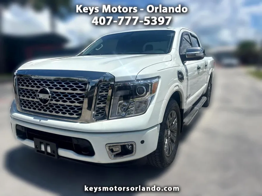 2017 Nissan Titan SV Crew Cab photo 1