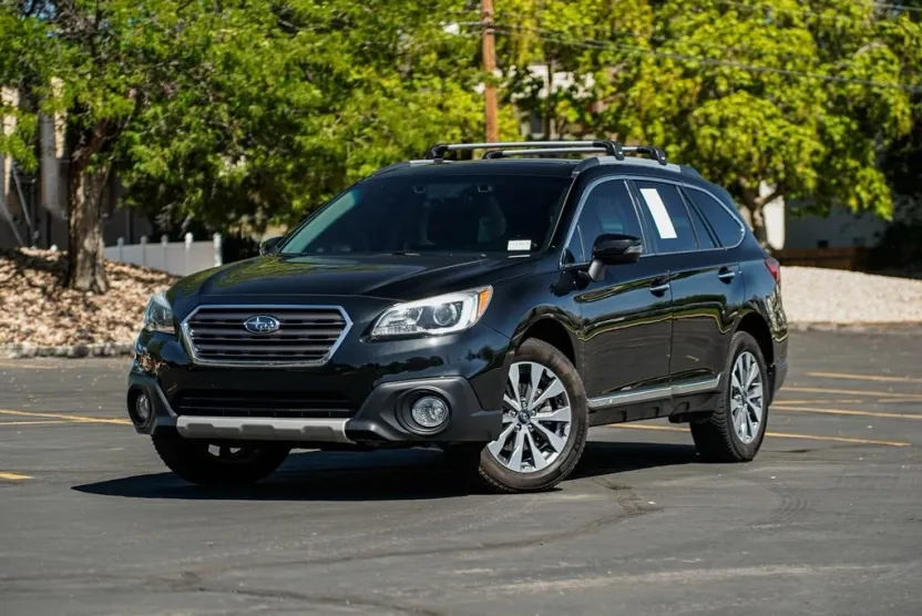 2017 Subaru Outback 3.6R Touring photo 1