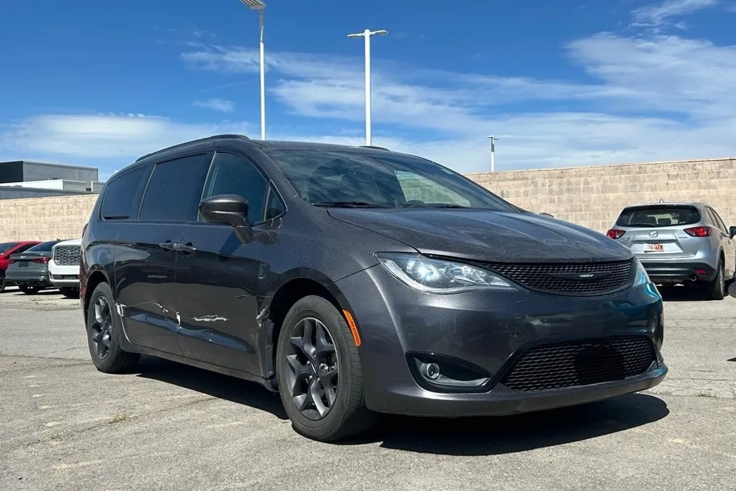 2019 Chrysler Pacifica Touring Plus photo 1