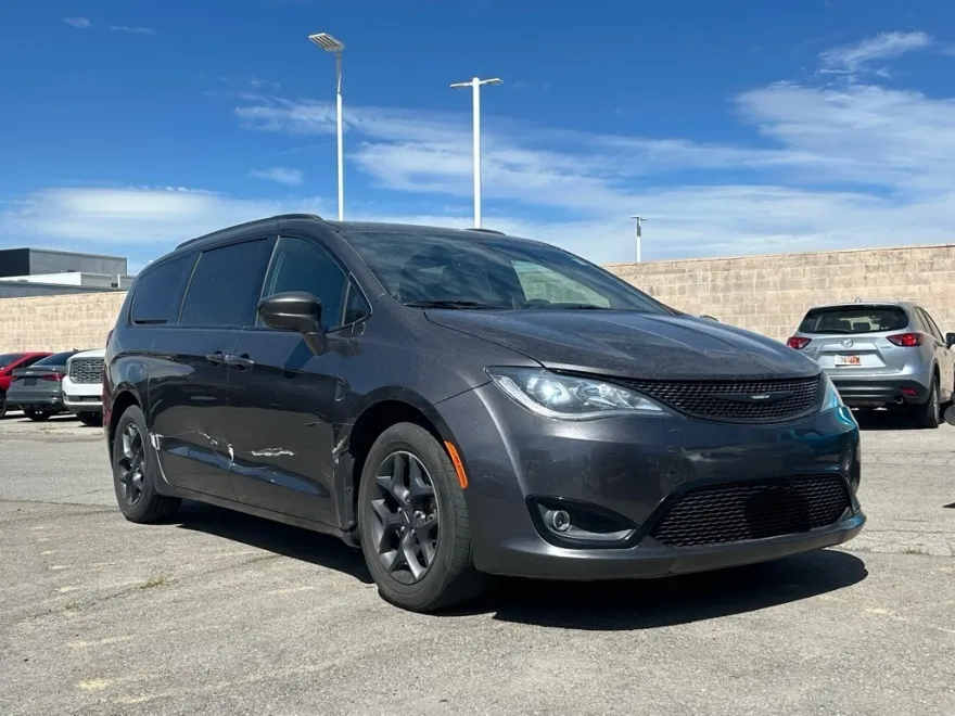 2019 Chrysler Pacifica Touring Plus photo 1