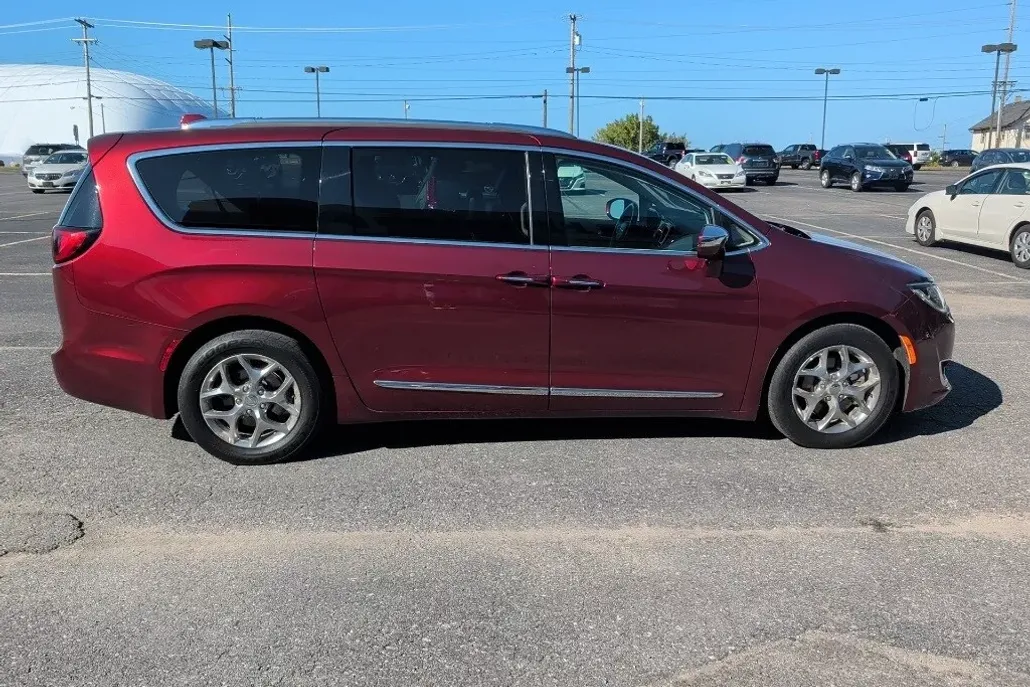 2018 Chrysler Pacifica Limited photo 1