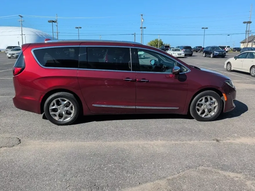 2018 Chrysler Pacifica Limited photo 1