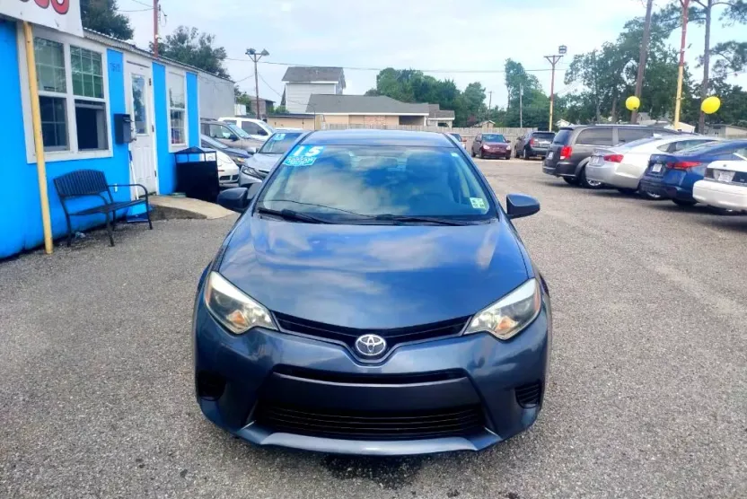 2015 Toyota Corolla LE photo 1