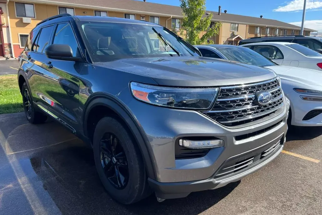 2023 Ford Explorer XLT photo 1