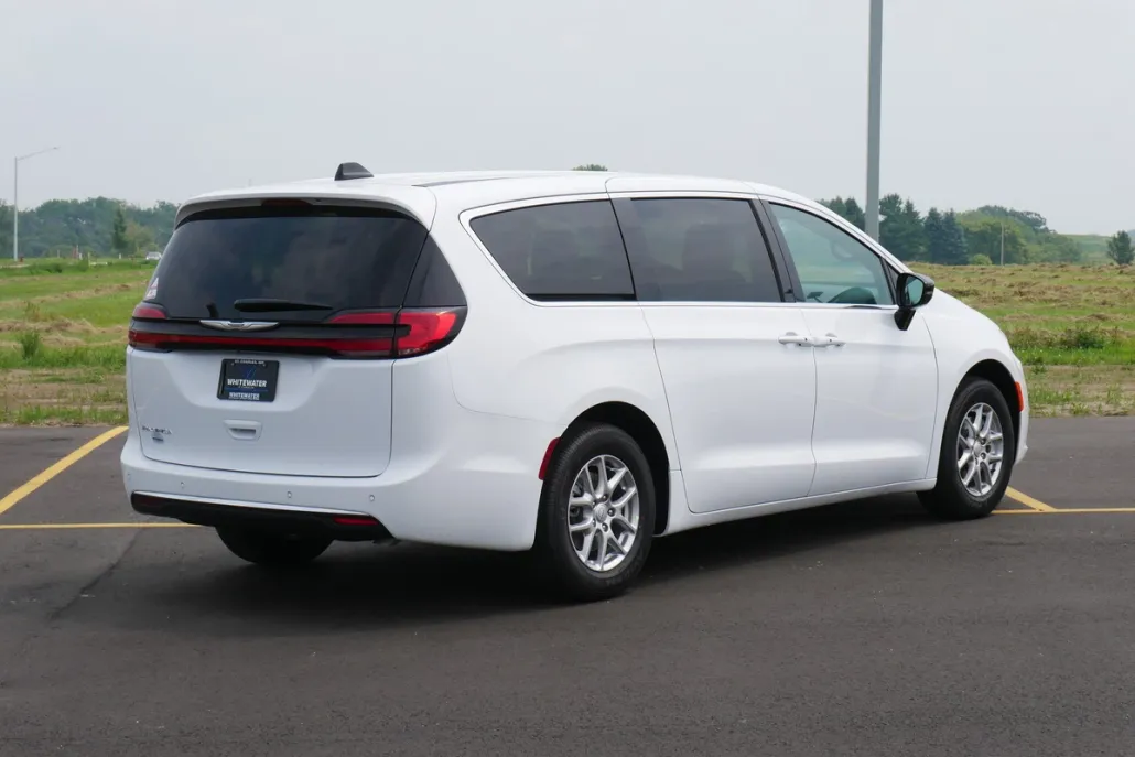 2025 Chrysler Pacifica photo 1
