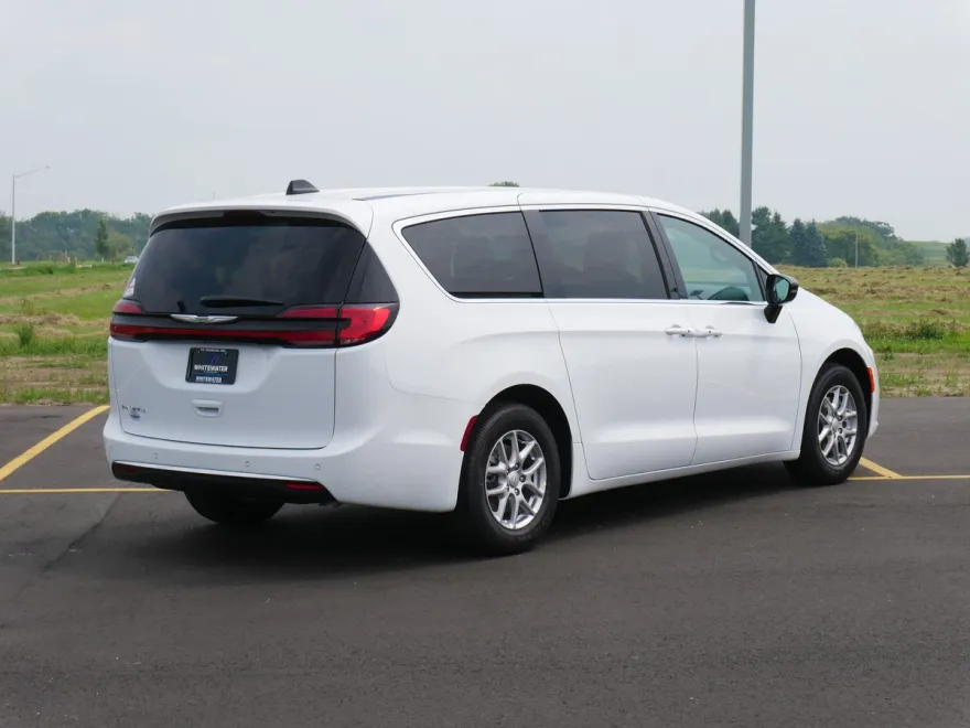 2025 Chrysler Pacifica photo 1