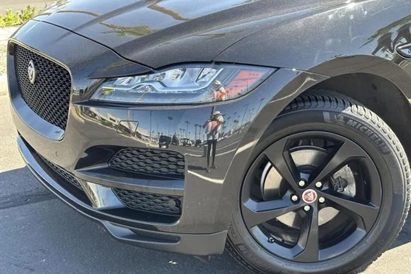 2018 Jaguar F-PACE Prestige photo 1