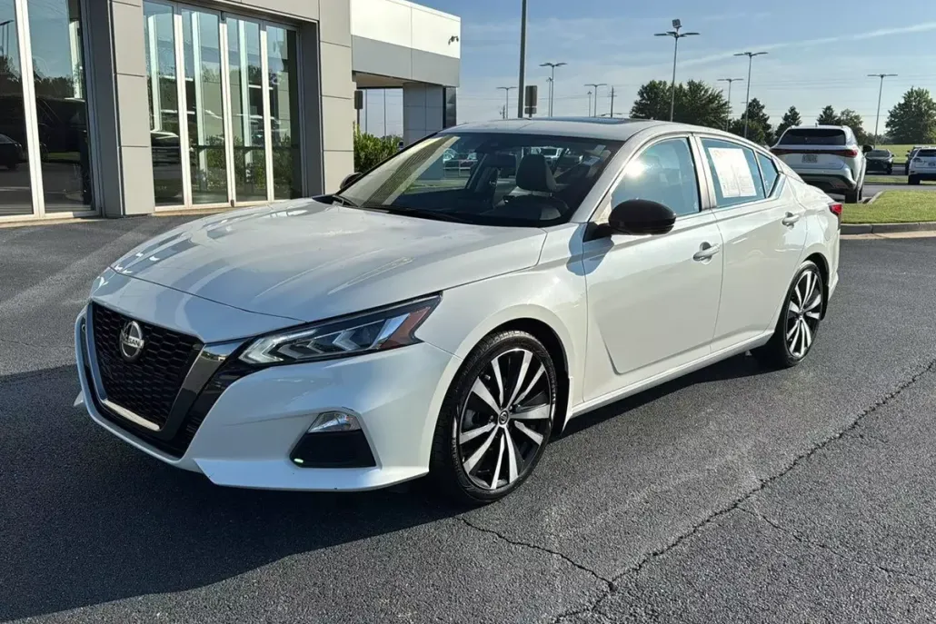2022 Nissan Altima SR photo 1