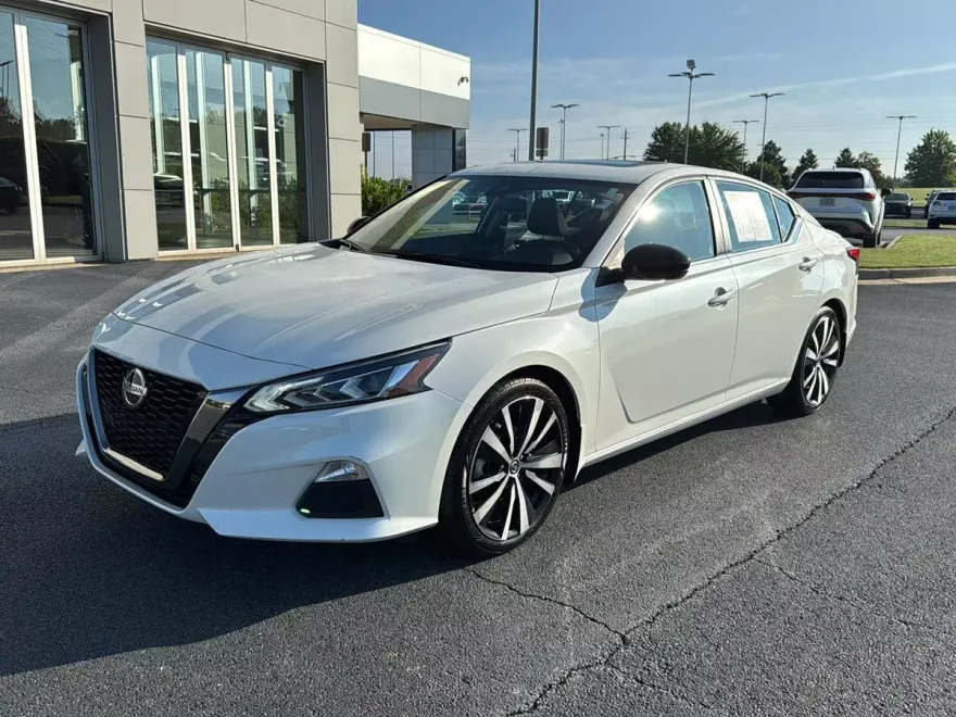 2022 Nissan Altima SR photo 1