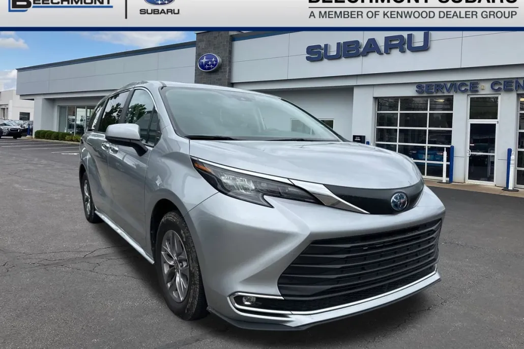 2024 Toyota Sienna XLE photo 1