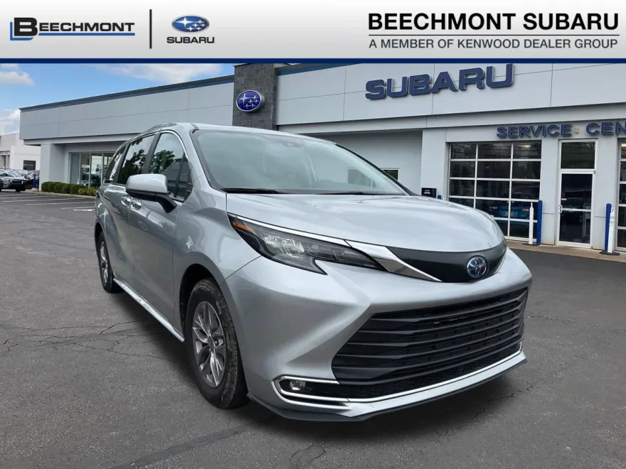 2024 Toyota Sienna XLE photo 1