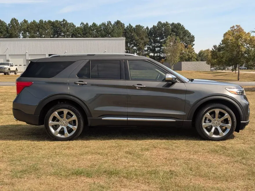 2020 Ford Explorer Platinum photo 1