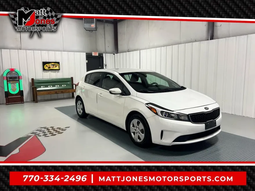 2017 Kia Forte 5-Door LX photo 1