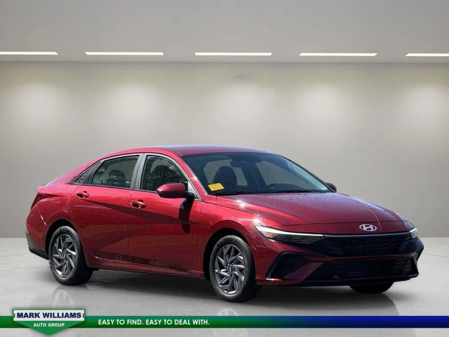 2024 Hyundai Elantra SEL photo 1