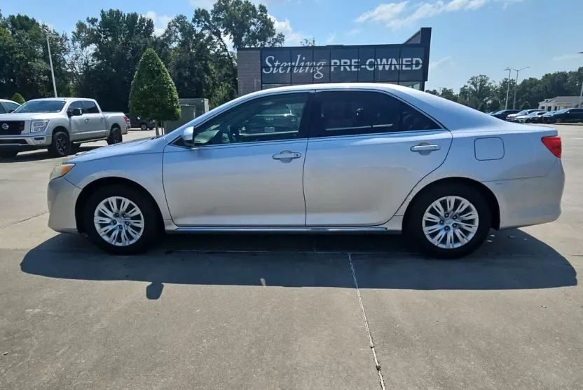 2014 Toyota Camry LE photo 1
