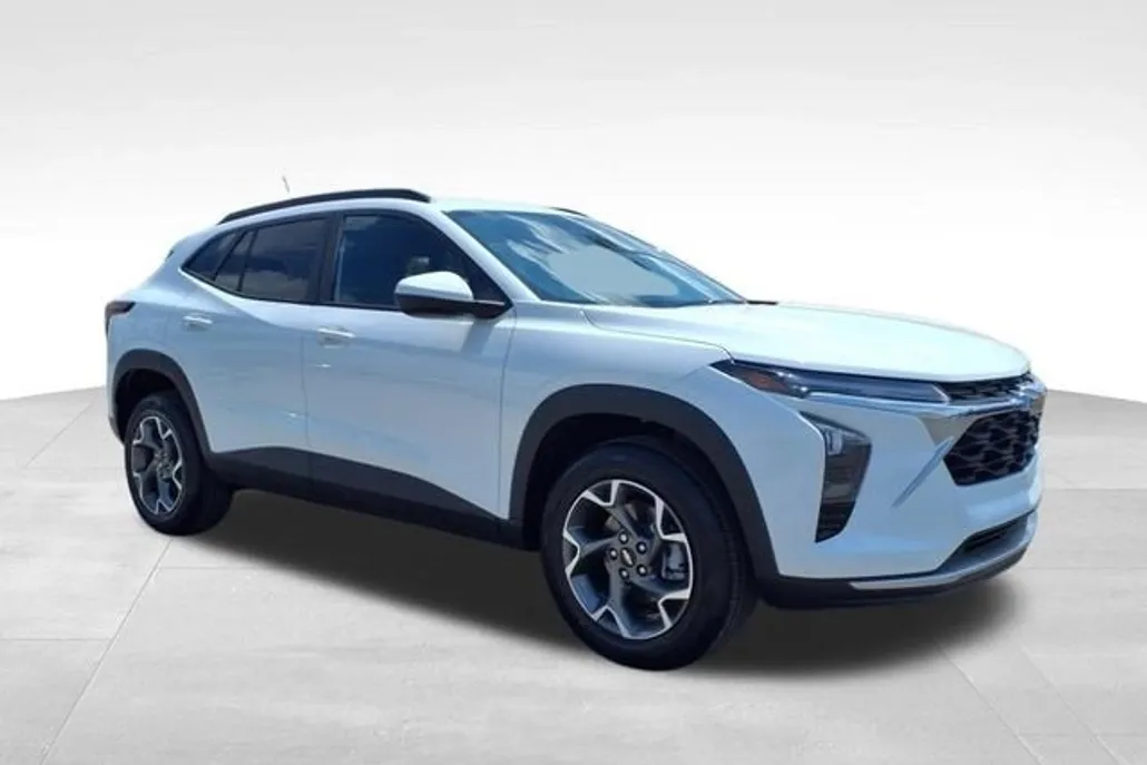 2025 Chevrolet Trax LT photo 1