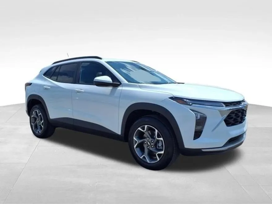 2025 Chevrolet Trax LT photo 1