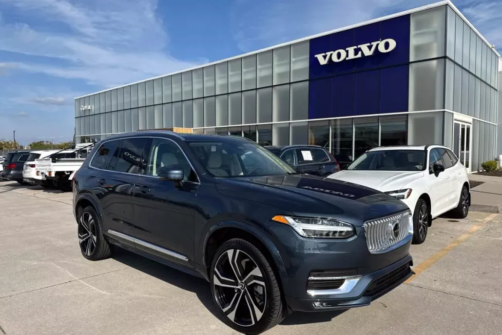 2025 Volvo XC90 B5 photo 1