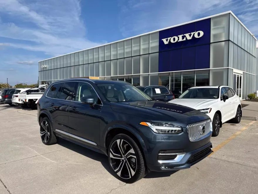 2025 Volvo XC90 B5 photo 1