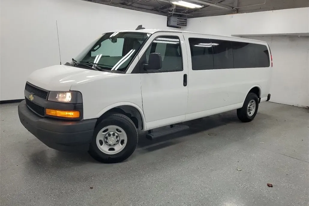 2021 Chevrolet Express Passenger 3500 photo 1