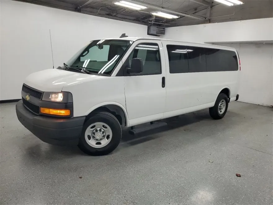 2021 Chevrolet Express Passenger 3500 photo 1