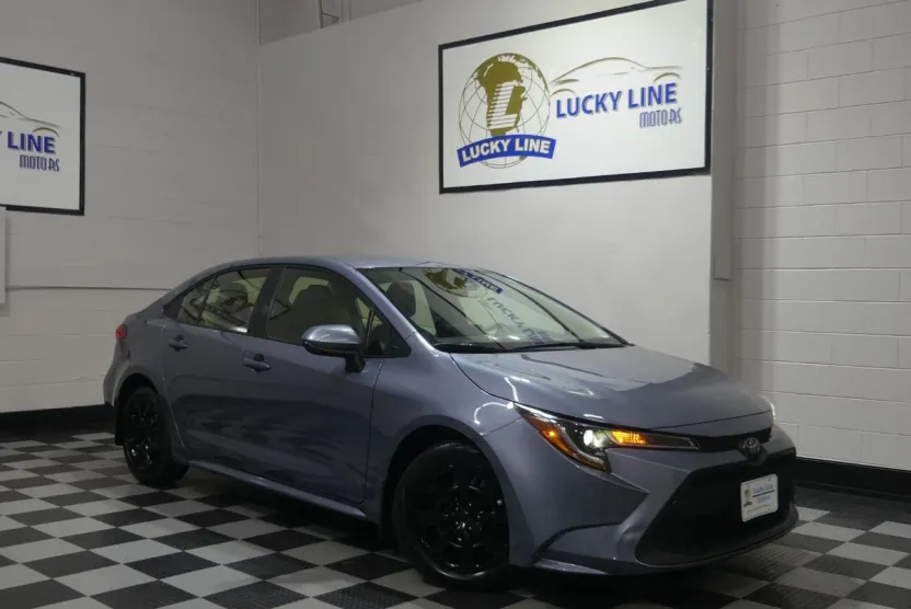 2022 Toyota Corolla LE photo 1