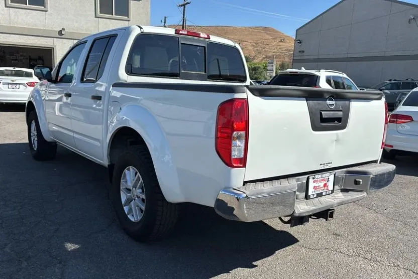 2016 Nissan Frontier Crew Cab SV photo 1