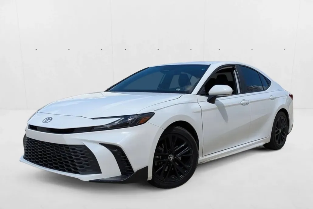 2025 Toyota Camry SE photo 1