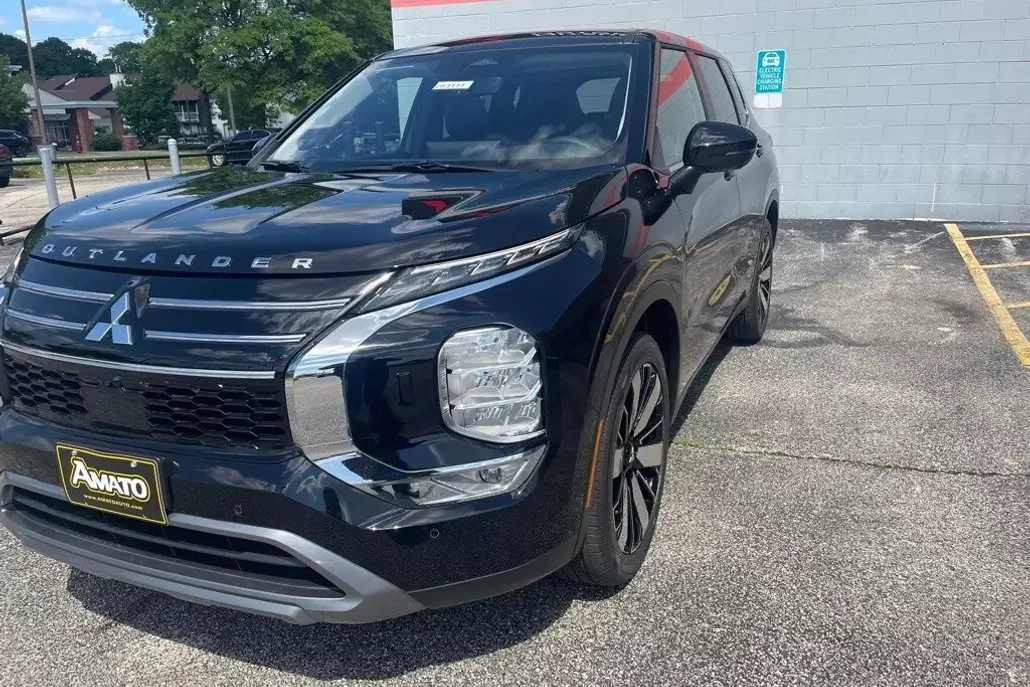 2025 Mitsubishi Outlander SE photo 1
