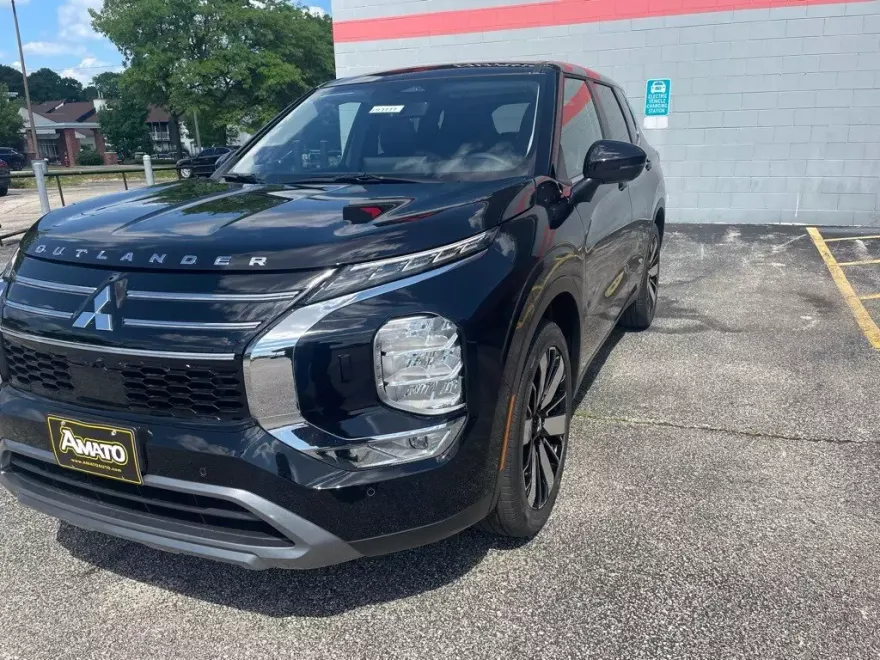 2025 Mitsubishi Outlander SE photo 1